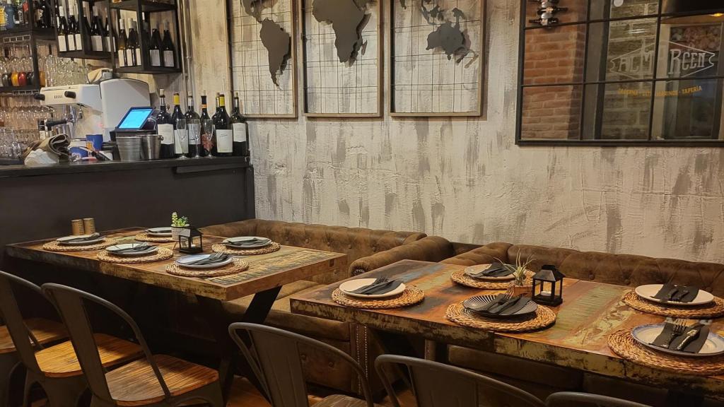 Interior del restaurante Taberna Almarcén, en Cádiz.