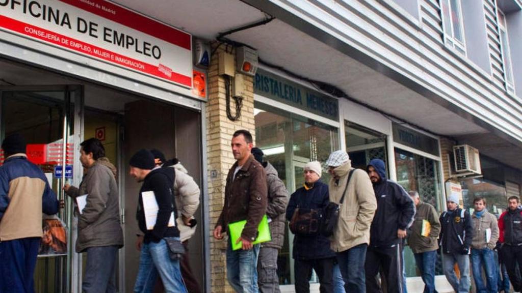 Cola en una oficina de empleo.