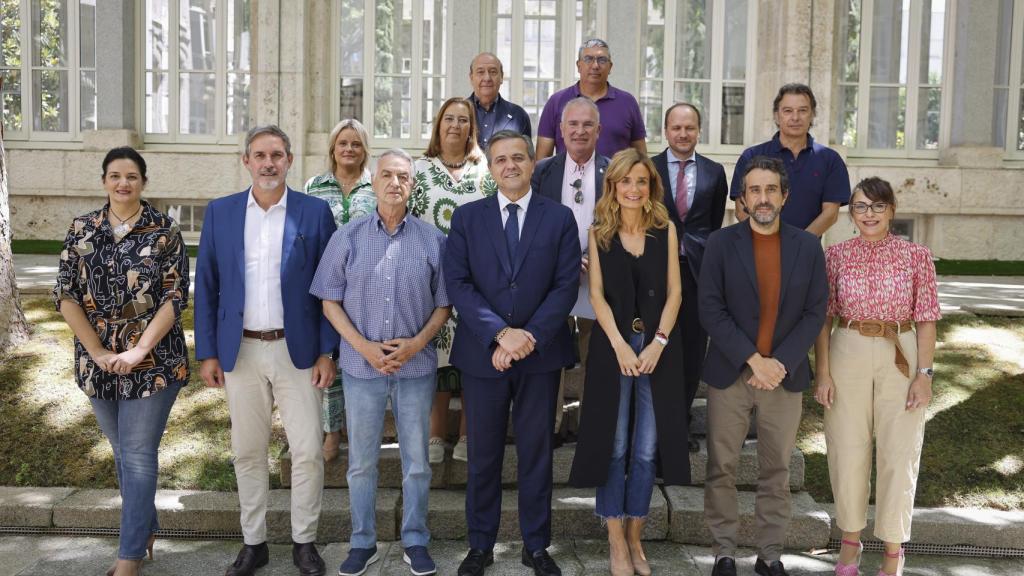 El consejero de la Comunidad de Madrid junto con las asociaciones de víctimas durante la creación del grupo de trabajo.