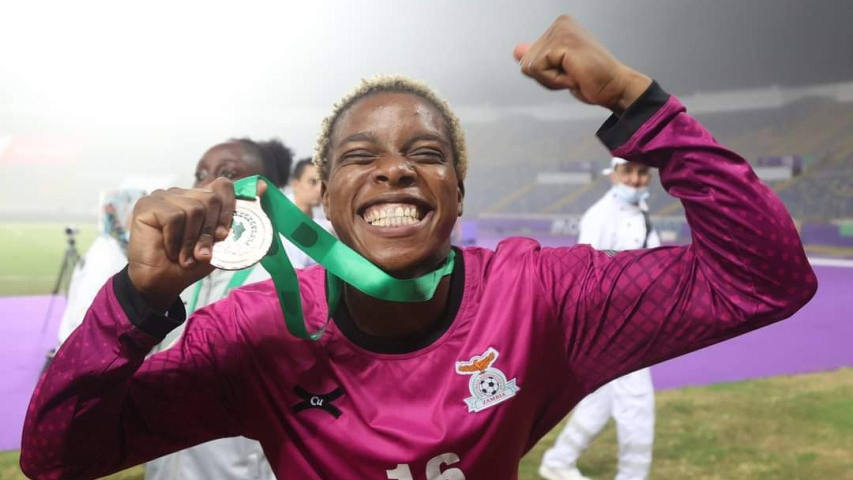 Hazel Nali, con la medalla del tercer puesto de Zambia en la Copa Africana de Naciones.