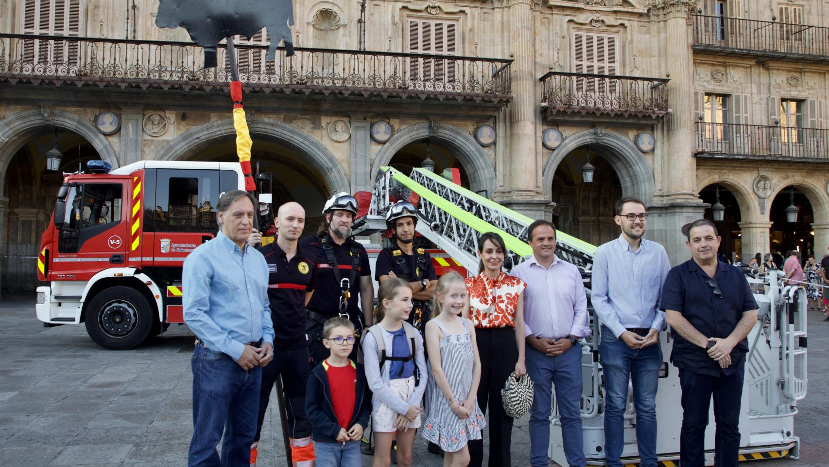 El alcalde de Salamanca, Carlos García Carbayo, asiste al tradicional acto de colocación de La Mariseca.