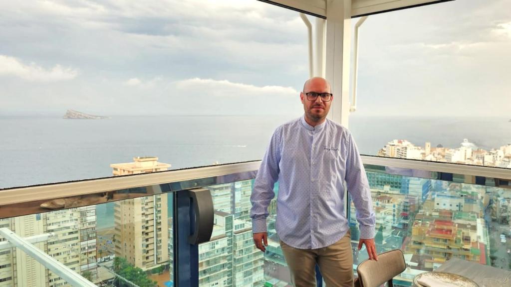 Toni Pardo, en la terraza del Belvedere Benidorm.