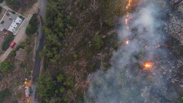El calor dificulta las acciones de los bomberos para extinguir los incendios en la isla griega de Rodas.