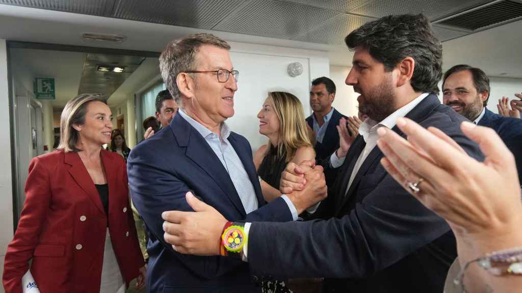 Núñez Feijóo, este lunes, saludando a López Miras en la Junta Directiva Nacional del PP.