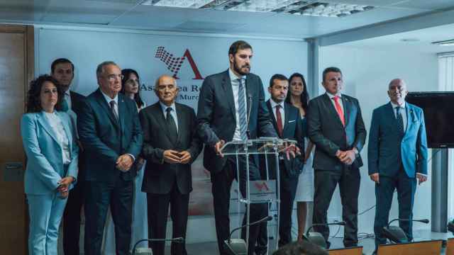 El presidente autonómico de Vox, José Ángel Antelo, junto al resto de miembros de su partido en la Asamblea Regional.