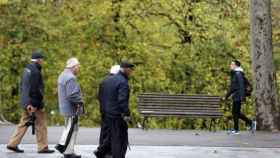 Un grupo de pensionistas caminando por un parque.