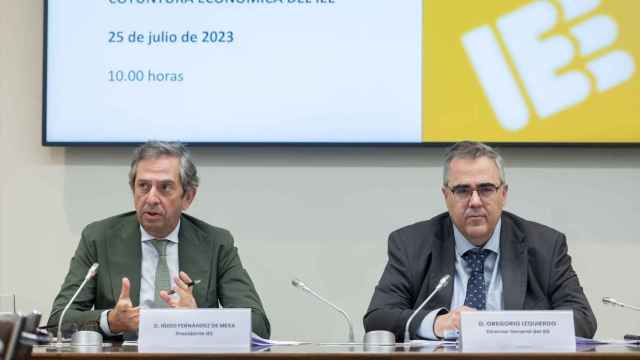 El presidente y el director General del Instituto de Estudios Económicos, Íñigo Fernández de Mesa (i) y Gregorio Izquierdo (d).