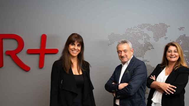 Virginia Donado, directora general de Restalia; Carlos Pérez Tenorio, director de Estrategia e Innovación; y  Belén Martín, responsable de la plataforma logística.