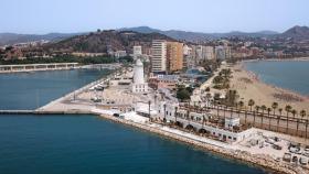 Vista aérea del restaurante Casa de Botes junto a La Farola en Málaga.