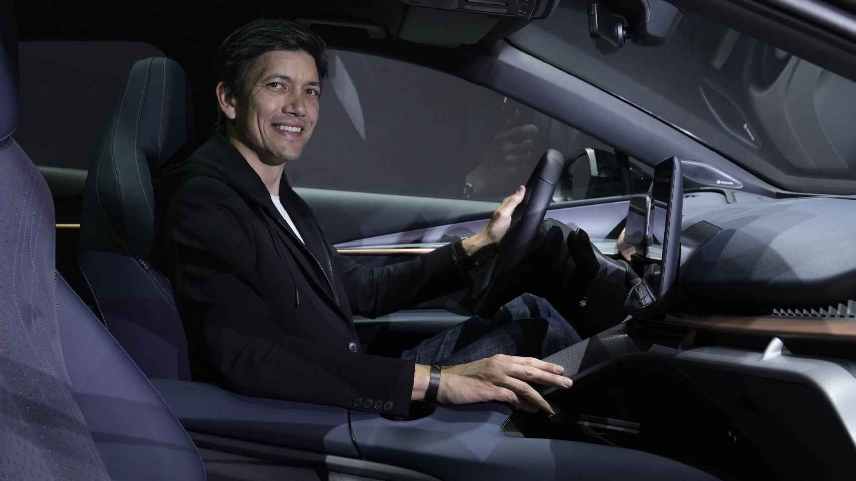 Carlos Galindo (Cupra) al volante del Tavascan, un SUV eléctrico que llega en verano de 2024.