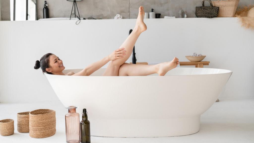 Una mujer, tomando un baño.