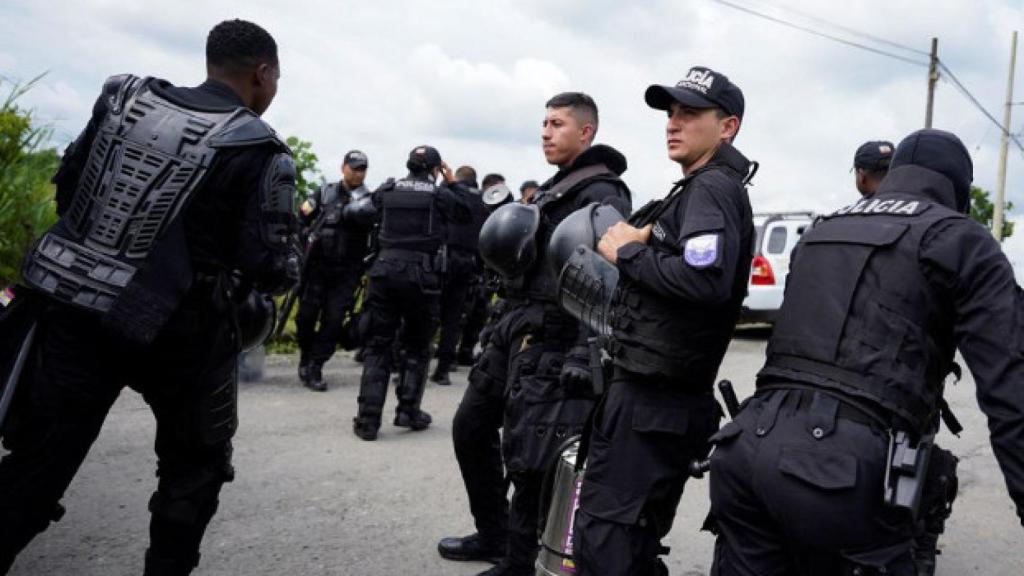 Imagen de archivo de policías frente a una cárcel de Ecuador después de un motín.