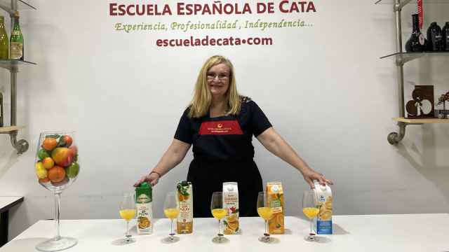 Los cinco zumos de naranja analizados por Carmen Garrobo, directora de la Escuela Española de Cata.