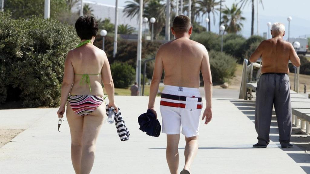 Un hombre y una mujer paseando.