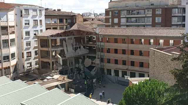 Dos trabajadores heridos y uno más, atrapado, al desprenderse la fachada del colegio Adoratrices en Logroño