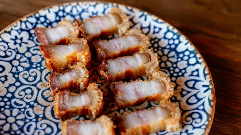 Un plato con diez torreznos caseros del restaurante Essentia.