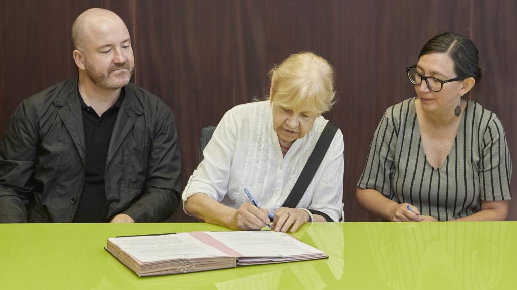 Firma de la donación de Eva Lootz al Museo Reina Sofía. De izquierda a dcha: Manuel Segade, director del Museo Reina Sofía, la artista Eva Lootz y Carolina González, directora de la Fundación del Museo Reina Sofía.