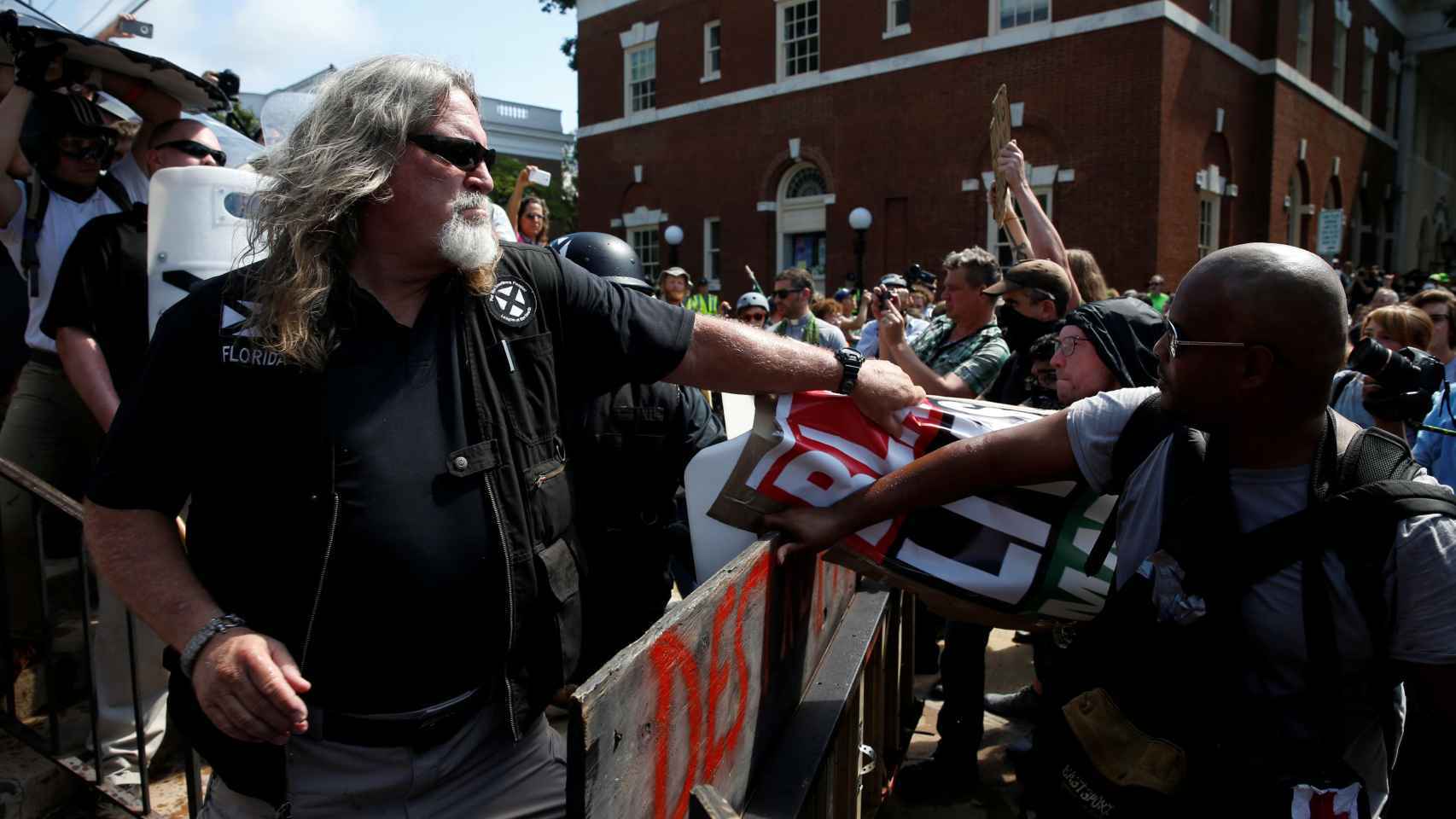 Un supremacista blanco se enfrenta a un manifestante en Estados Unidos.