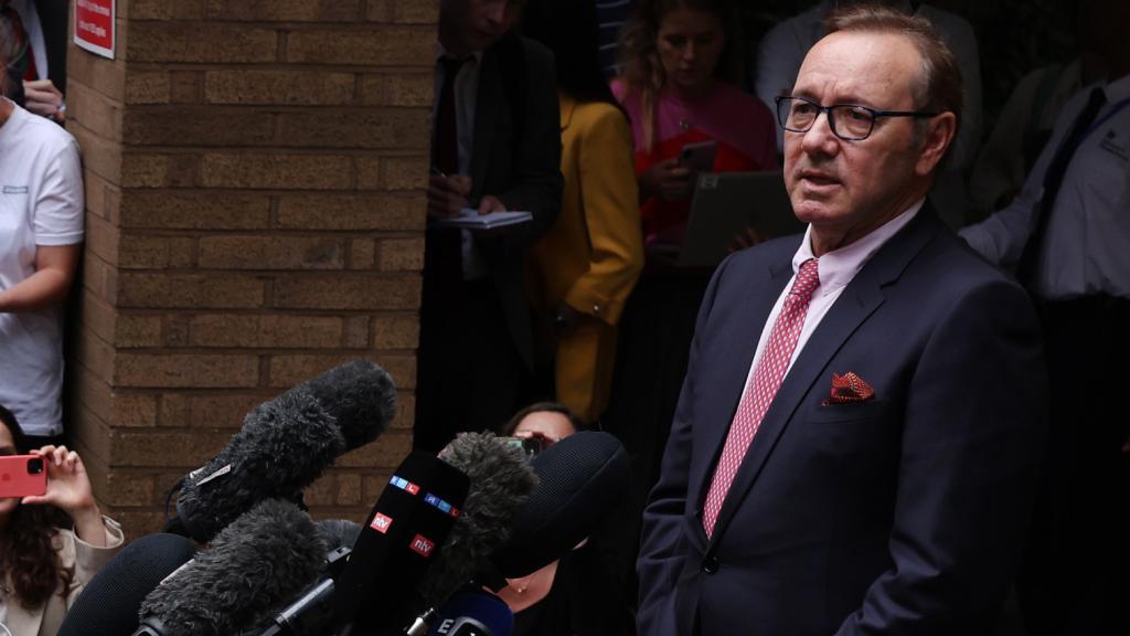 Kevin Spacey comparece ante la prensa en Londres tras ser absuelto de todos los cargos en su contra.