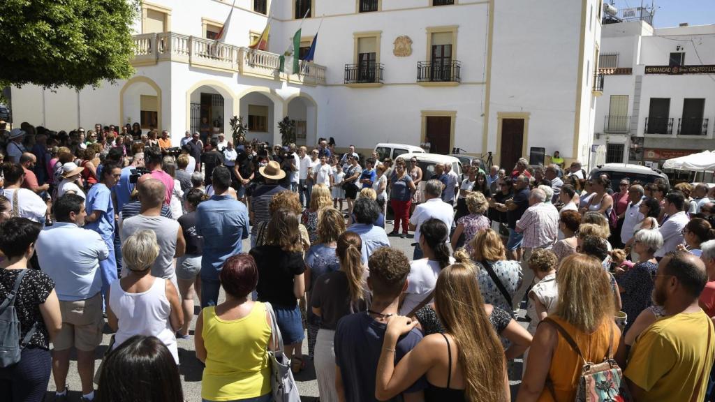 El minuto de silencio en Dalías por la muerte de María.