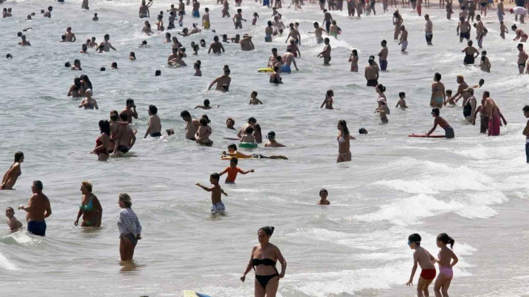 Cientos de personas se bañan en las playas de El Sardinero, en Santander, para combatir la altas temperaturas durante una ola de calor en una imagen de archivo.