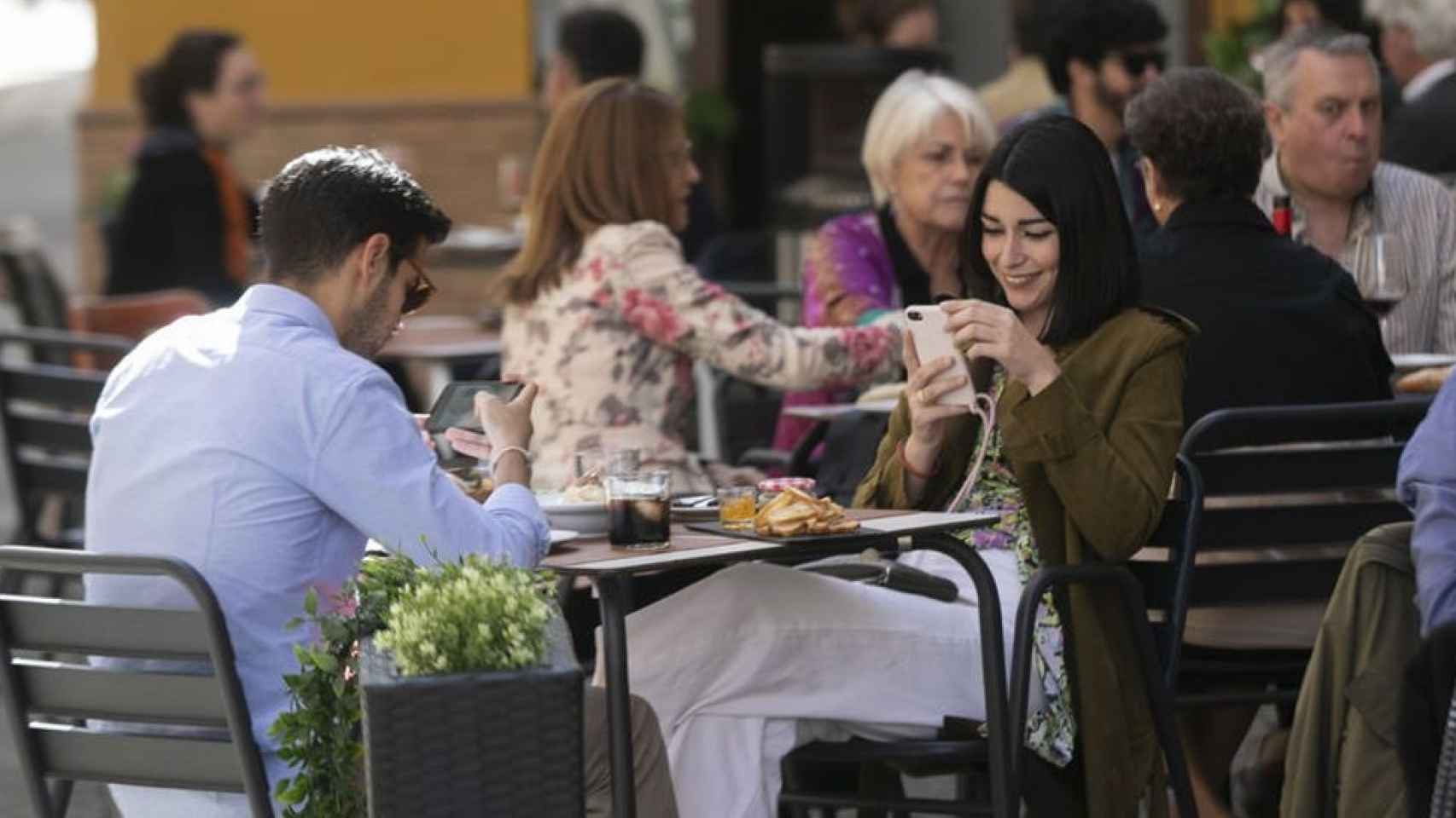Una pareja tomando algo en una terraza de Sevilla.
