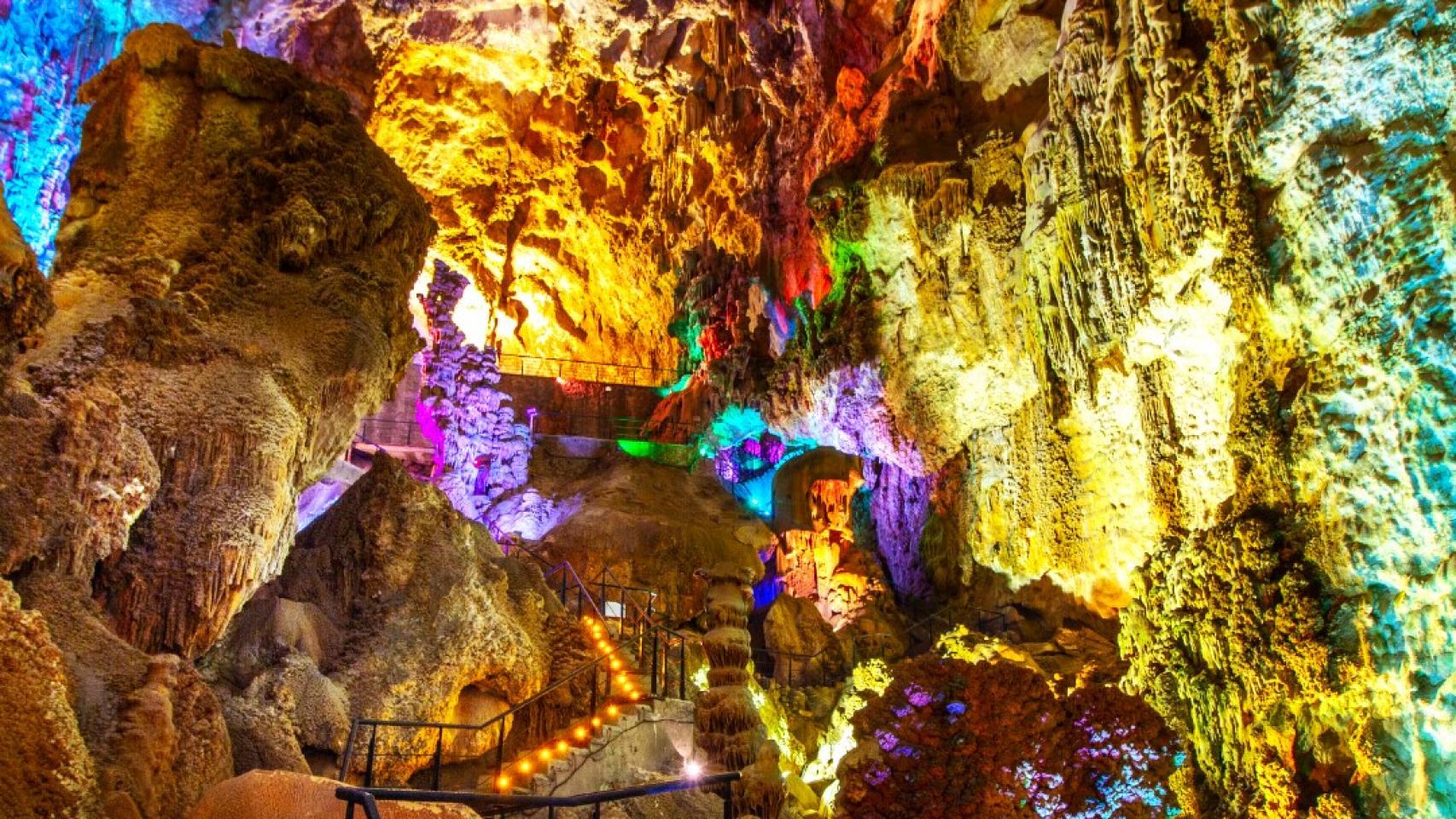 Las Cuevas de Canelobre en Busot están entre las más conocidas de la Comunidad Valenciana.