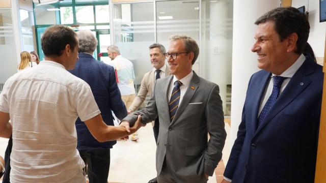 El secretario regional de CCOO Vicente Andrés y el consejero de Industria Mariano Veganzones se saludan al término de la comparecencia de prensa tras la reunión del Consejo Económico y Social