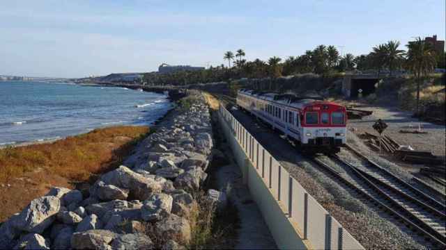 Un tren de Cercanías por el línea litoral de Alicante.