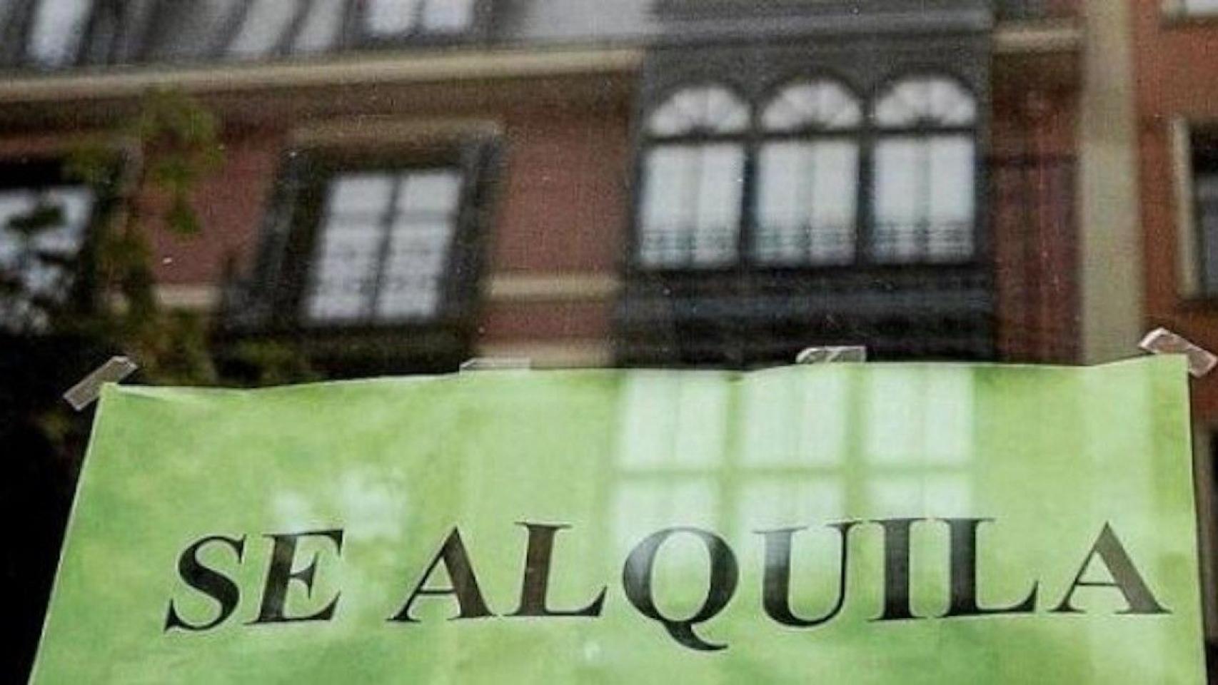 Un cartel de 'Se alquila' en una vivienda, en imagen de archivo.