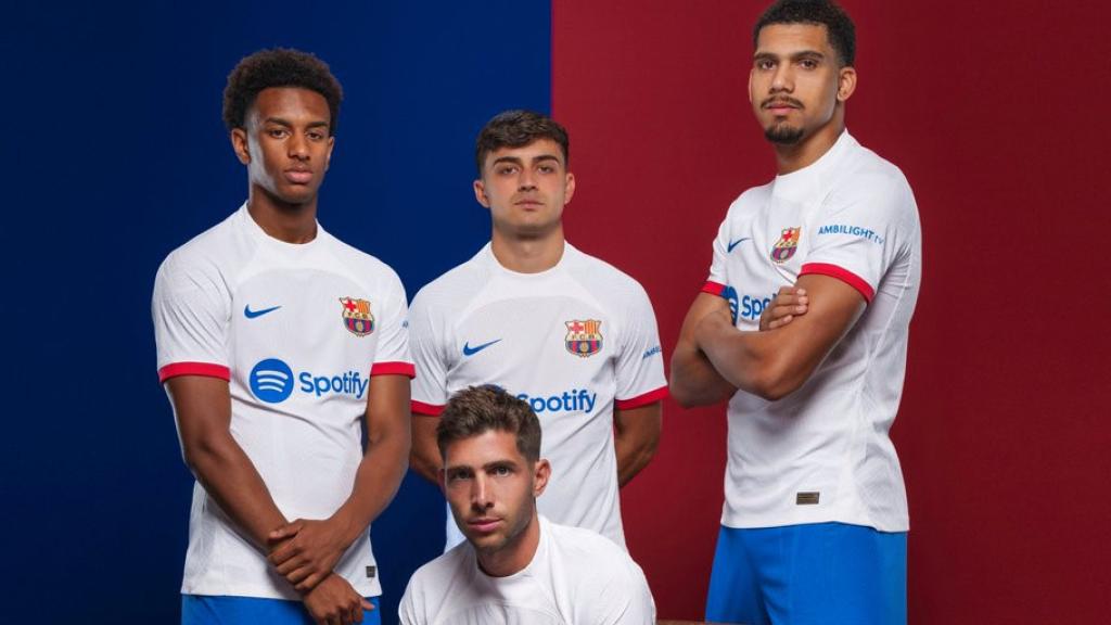 El Barça presenta su equipación blanca para la temporada 2023/2024