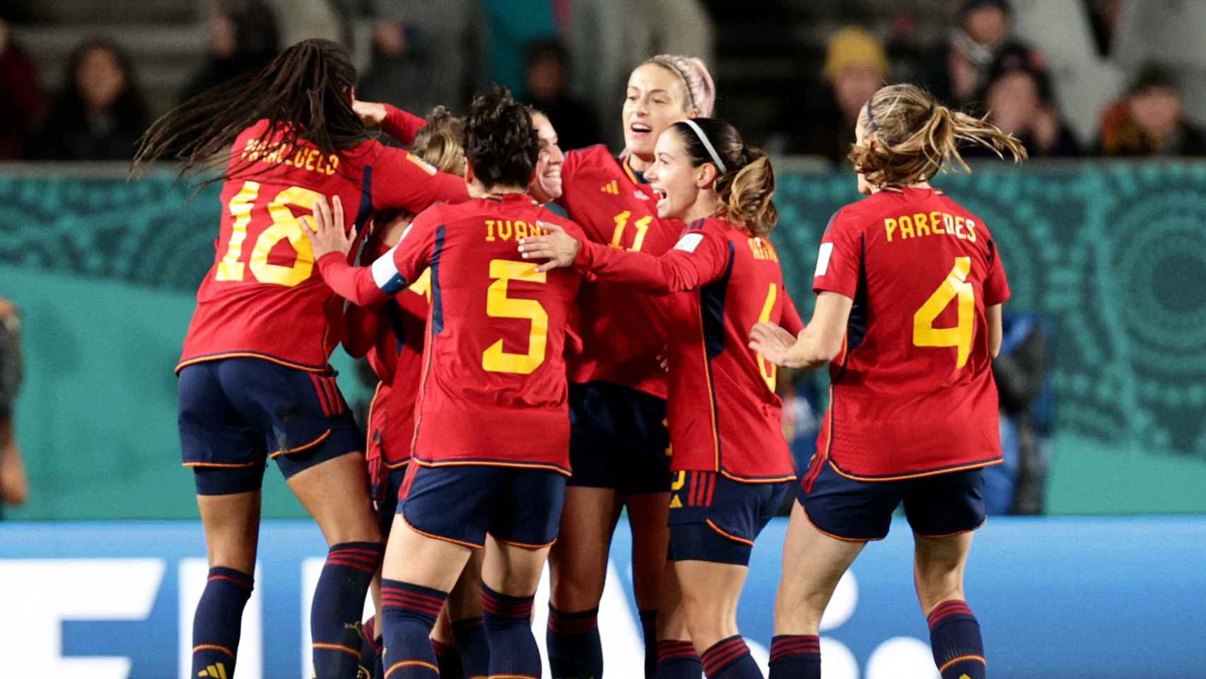 España celebra un gol ante Zambia
