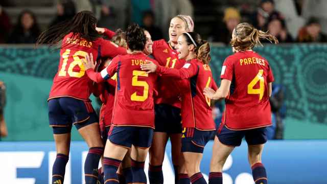 España celebra un gol ante Zambia