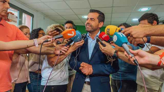Rubén Martínez Alpañez, miembro del equipo negociador de Vox en Murcia, este miércoles, atendiendo a los periodistas.