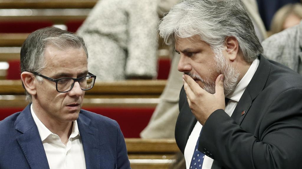 Los portavoces de ERC, Josep Maria Jové (i), y de JxCat, Albert Batet (d), durante el pleno del Parlamento de Cataluña, este miércoles.