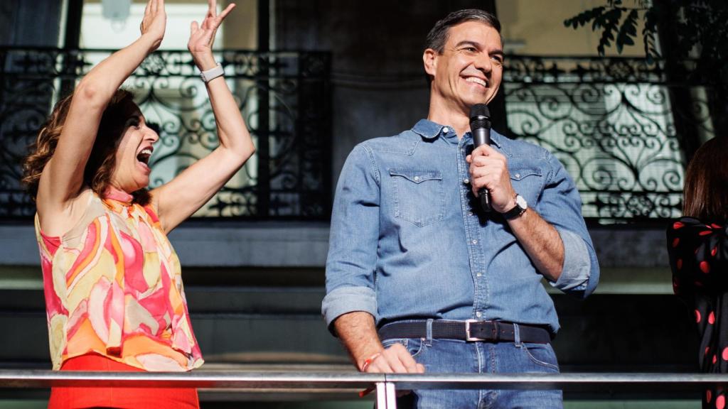 La ministra de Hacienda, María Jesús Montero, y el presidente del Gobierno, Pedro Sánchez, el domingo en la sede del PSOE en la calle Ferraz de Madrid.