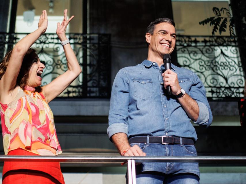 La ministra de Hacienda, María Jesús Montero, y el presidente del Gobierno, Pedro Sánchez, en la noche electoral.