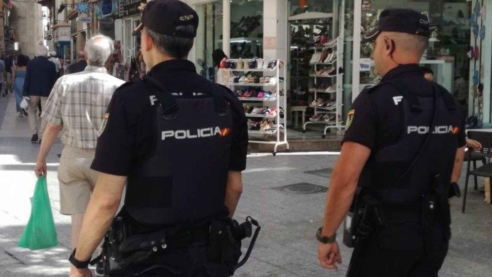 Agentes Policía Nacional Málaga capital por la calle