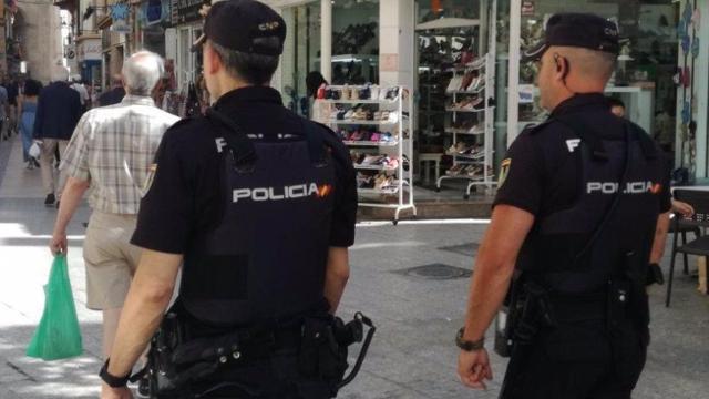 Agentes Policía Nacional Málaga capital por la calle