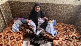 La abuela Najah Shamali posa con sus nietos, unos cuatrillizos palestinos de menos de tres meses, que tuvo Rasmiya Shamali, una mujer que quedó embarazado a través de la fecundación in vitro de su marido Ahmed.
