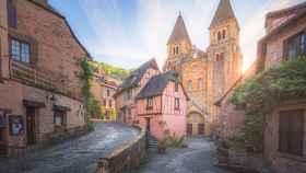 El pueblo francés que te enamorará: calles medievales y una iglesia del siglo XI