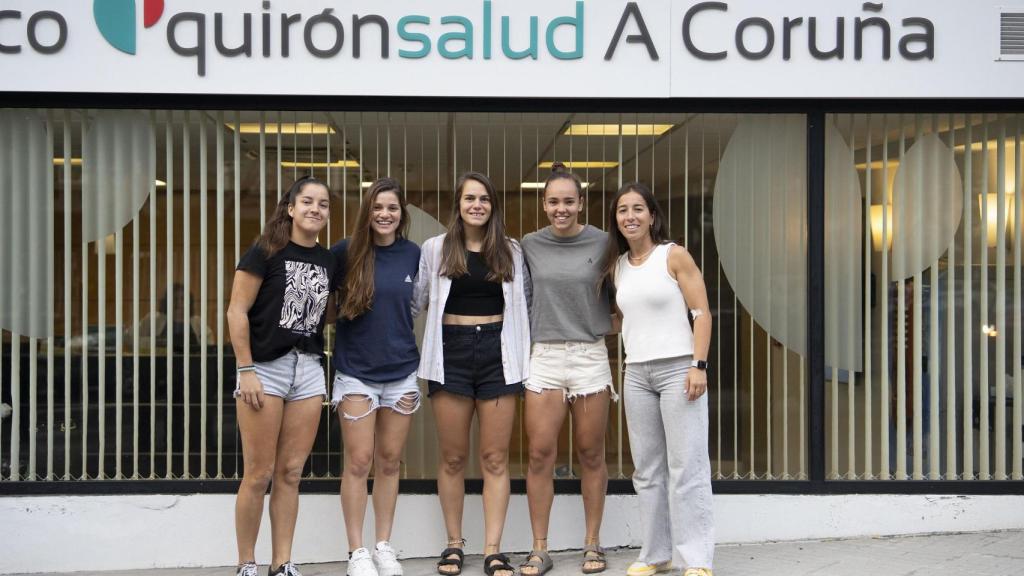 Las jugadoras del Deportivo Abanca pasan el reconocimiento médico en el Quirónsalud de A Coruña.