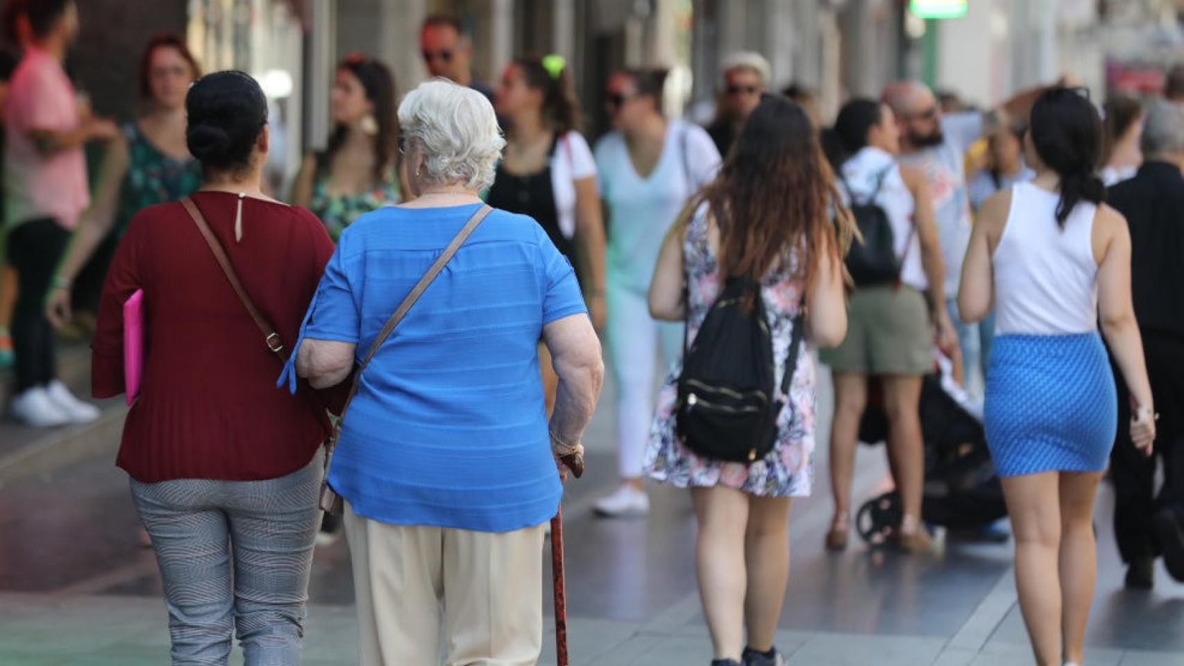 Gente paseando por la calle.