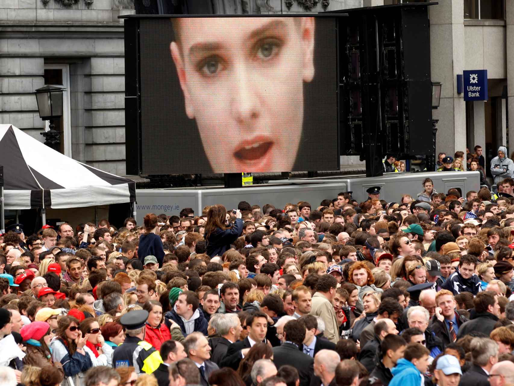 El videoclip de 'Nothing Compares 2 U' proyectado en una pantalla gigante en Dublín en 2011 antes de un acto de Barack Obama.