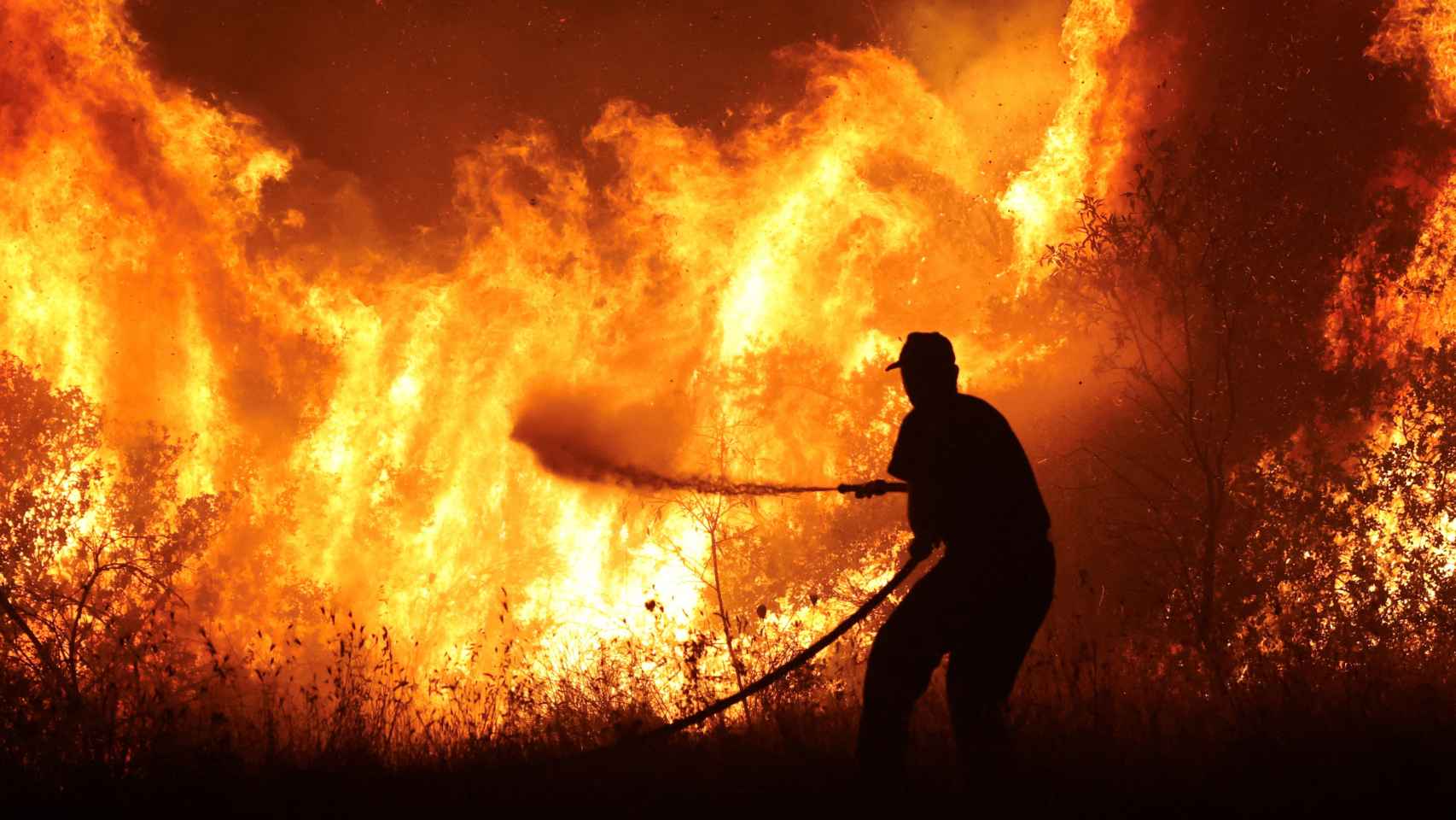 Incendio en la ciudad de Volos, Grecia.
