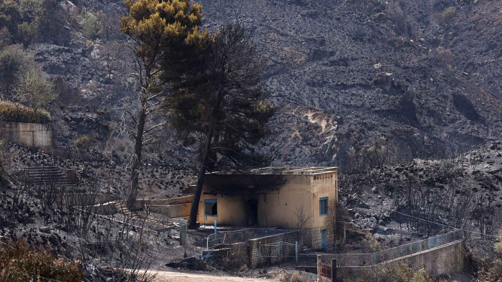 Una casa quemada en Sicilia, Italia.