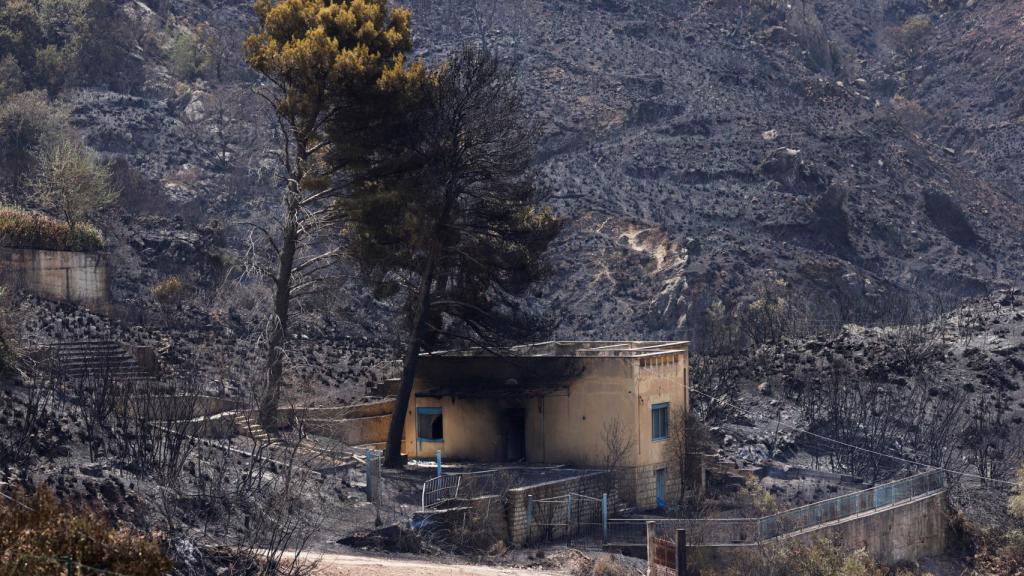 Una casa quemada en Sicilia, Italia.