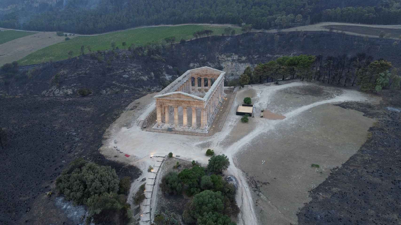 El antiguo templo de Segesta fue amenazado por un incendio.
