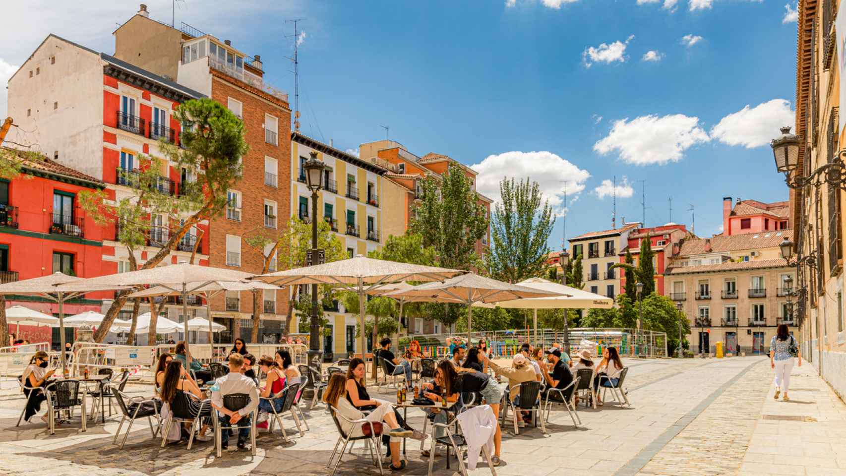Jóvenes disfrutando de un día de verano en un restaurante de Madrid.