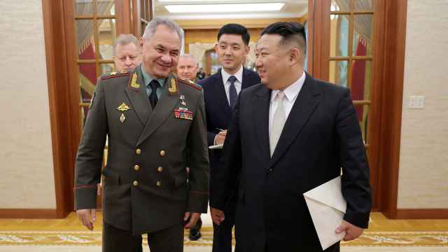 El líder norcoreano, Kim Jong-Un, se reúne con el ministro de Defensa ruso, Sergei Shoigu, en Pyongyang, Corea del Norte.